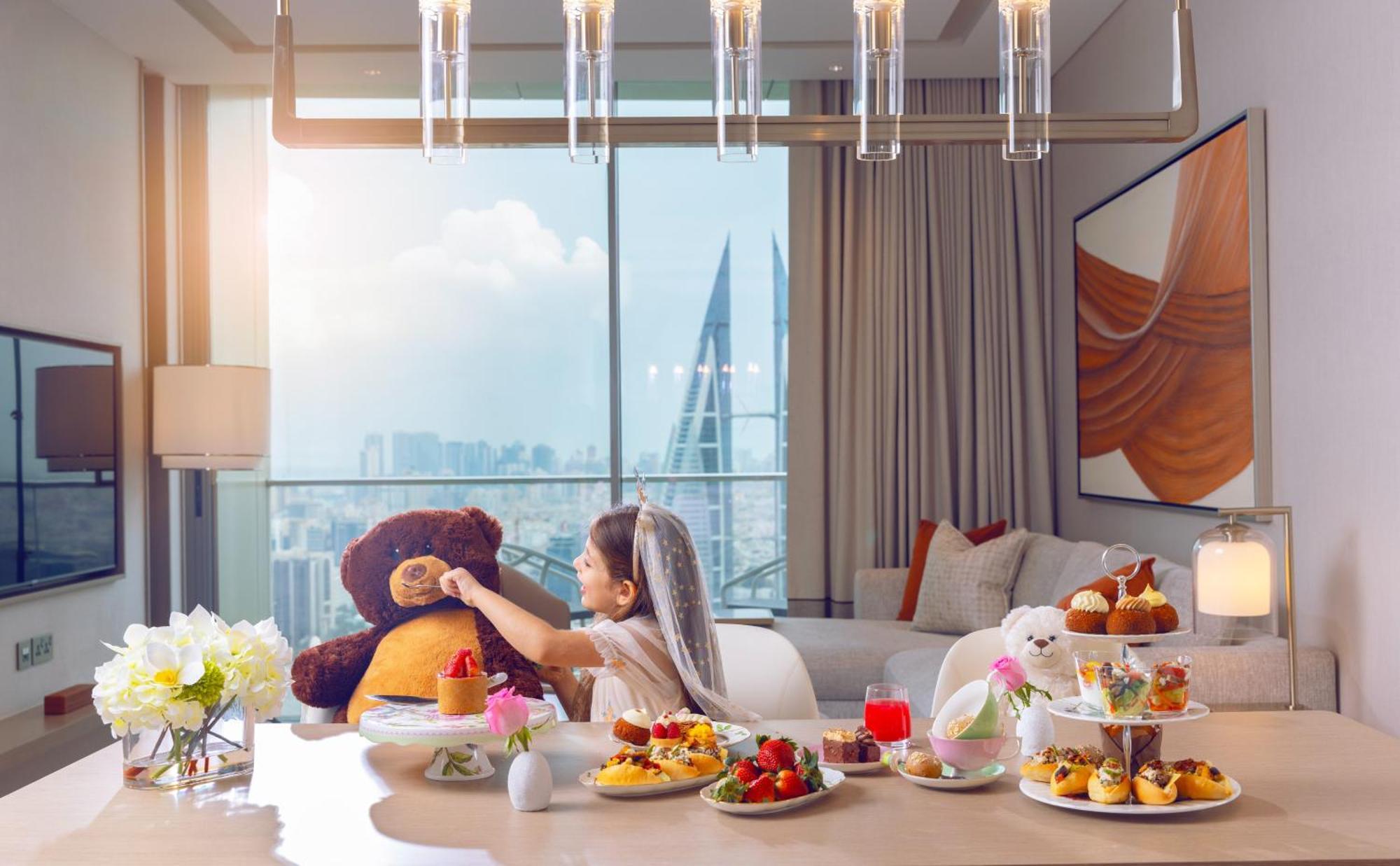 Hotel Onyx Rotana Manáma Exteriér fotografie A woman with a teddy bear
