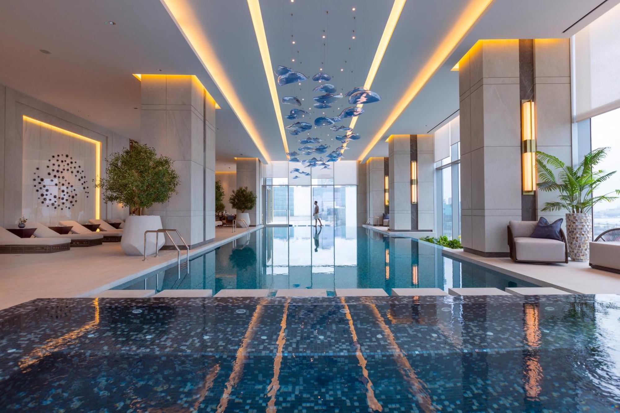 Hotel Onyx Rotana Manáma Exteriér fotografie The swimming pool at the Ritz-Carlton, DIFC