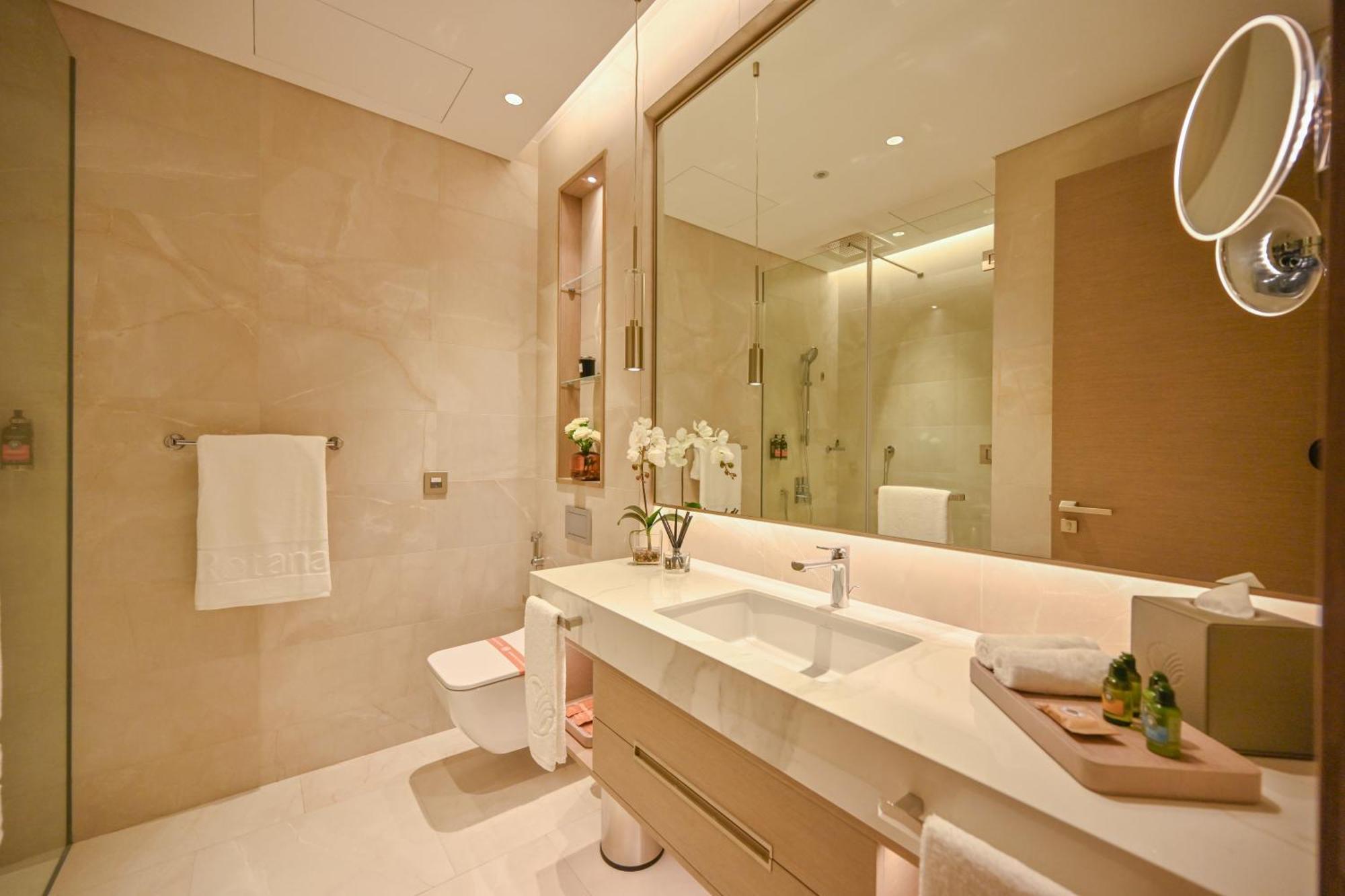 Hotel Onyx Rotana Manáma Exteriér fotografie Bathroom