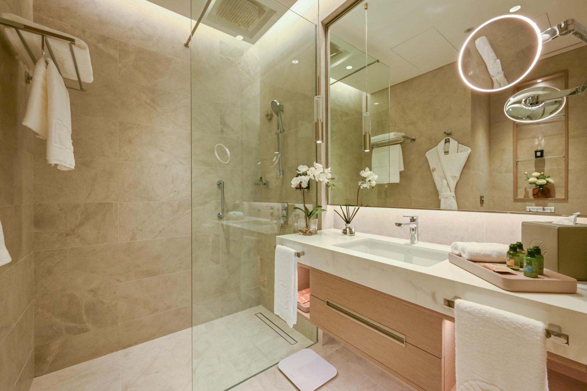 Hotel Onyx Rotana Manáma Exteriér fotografie A bathroom in a hotel